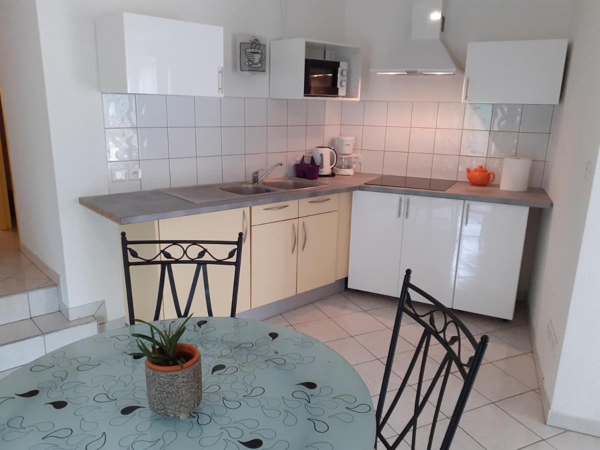 Appartement rez de chaussée avec terrasse et jardin Tence Exterior foto