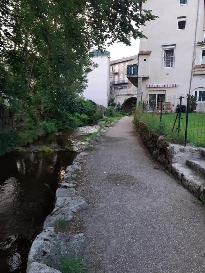 Appartement rez de chaussée avec terrasse et jardin Tence Exterior foto