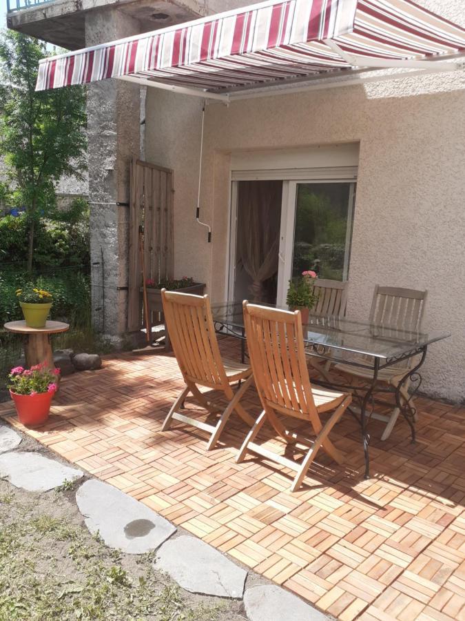 Appartement rez de chaussée avec terrasse et jardin Tence Exterior foto